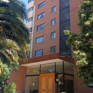 SE VENDE DEPARTAMENTO EN EDIFICIO REYES DE ESPAÑA, AVENIDA ESPAÑA, CURICÓ.